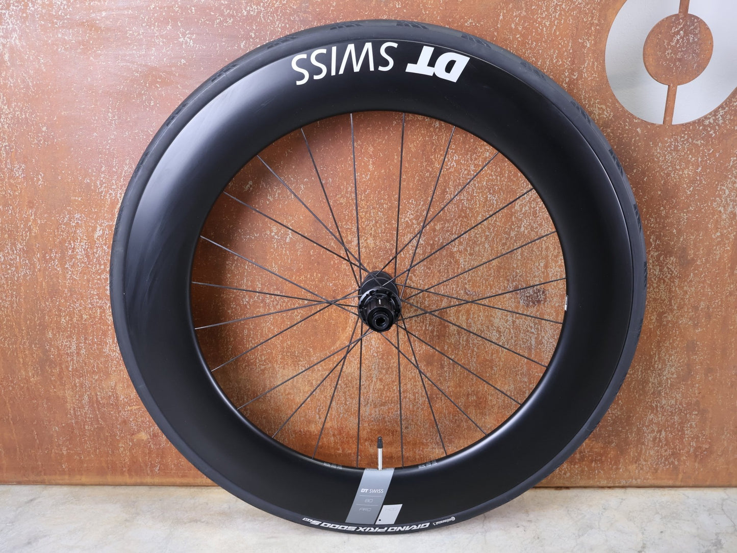 Laufrad/Laufradsatz von Dt Swiss, DT SWISS ARC 1400 DICUT® DB 65 / 80 LAUFRADSATZ – CARBON / DISC / SHIMANO ROAD vor USEDBIKES - OB.DE Hintergrund