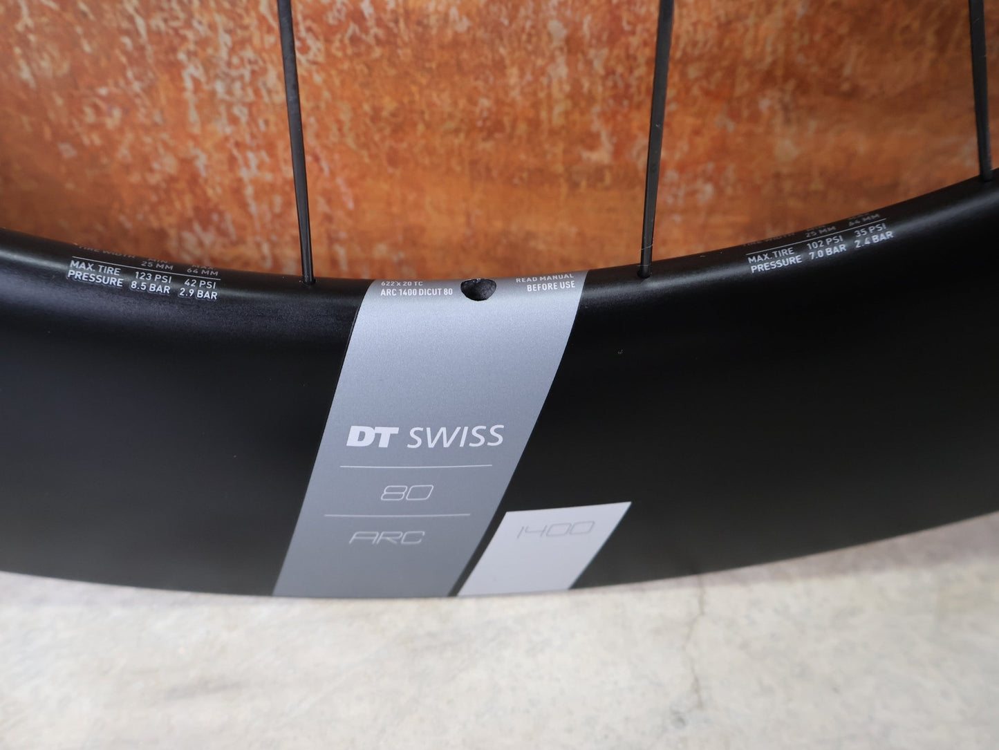 Laufrad/Laufradsatz von Dt Swiss, DT SWISS ARC 1400 DICUT® DB 65 / 80 LAUFRADSATZ – CARBON / DISC / SHIMANO ROAD vor USEDBIKES - OB.DE Hintergrund