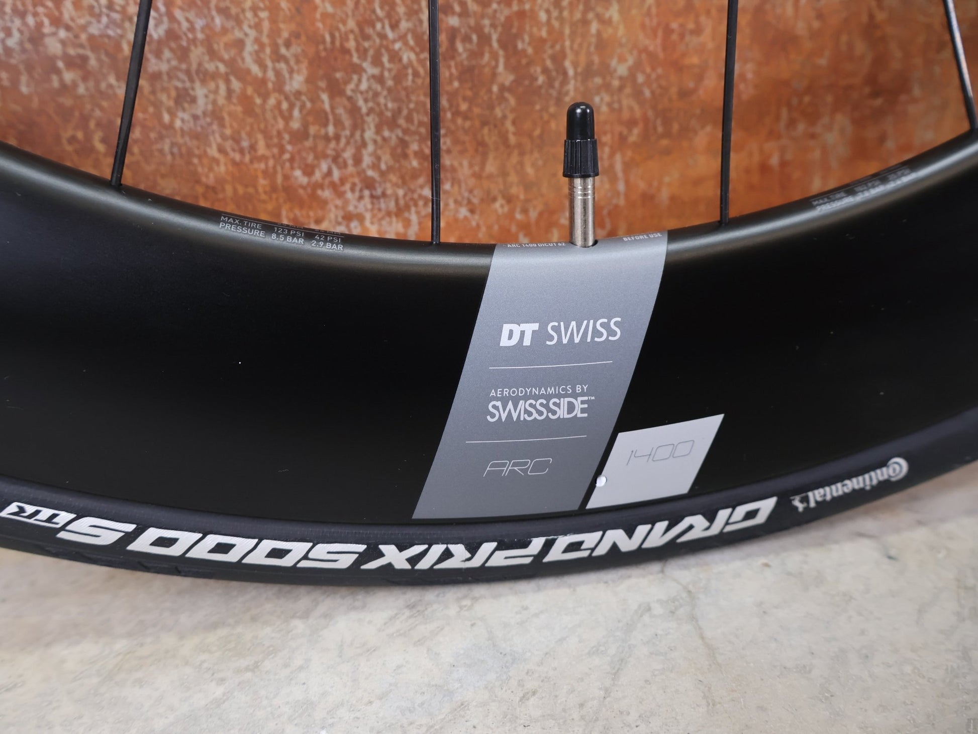 Laufrad/Laufradsatz von Dt Swiss, DT SWISS ARC 1400 DICUT® DB 65 / 80 LAUFRADSATZ – CARBON / DISC / SHIMANO ROAD vor USEDBIKES - OB.DE Hintergrund