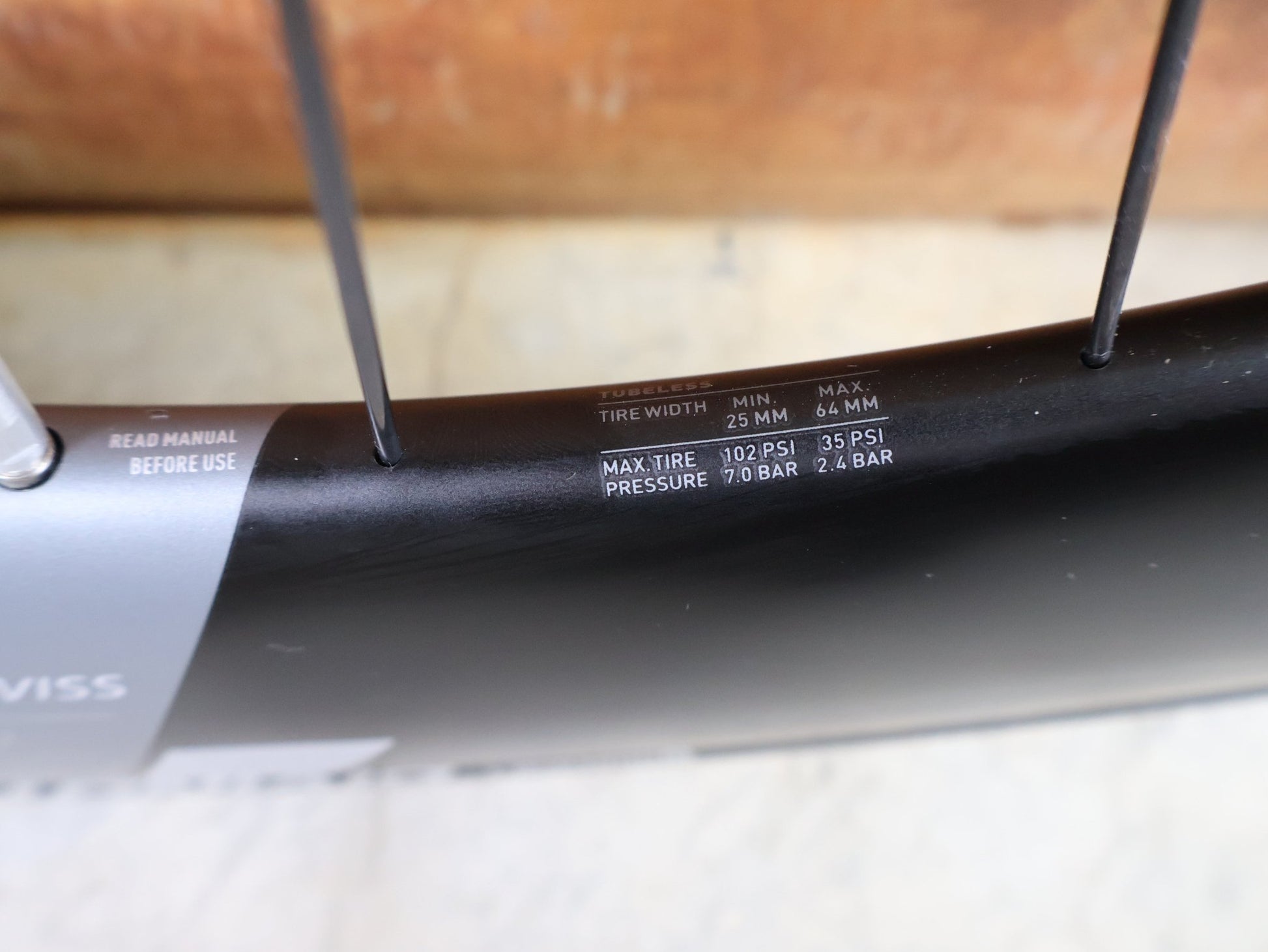 Laufrad/Laufradsatz von Dt Swiss, DT SWISS ARC 1400 DICUT® DB 65 / 80 LAUFRADSATZ – CARBON / DISC / SHIMANO ROAD vor USEDBIKES - OB.DE Hintergrund