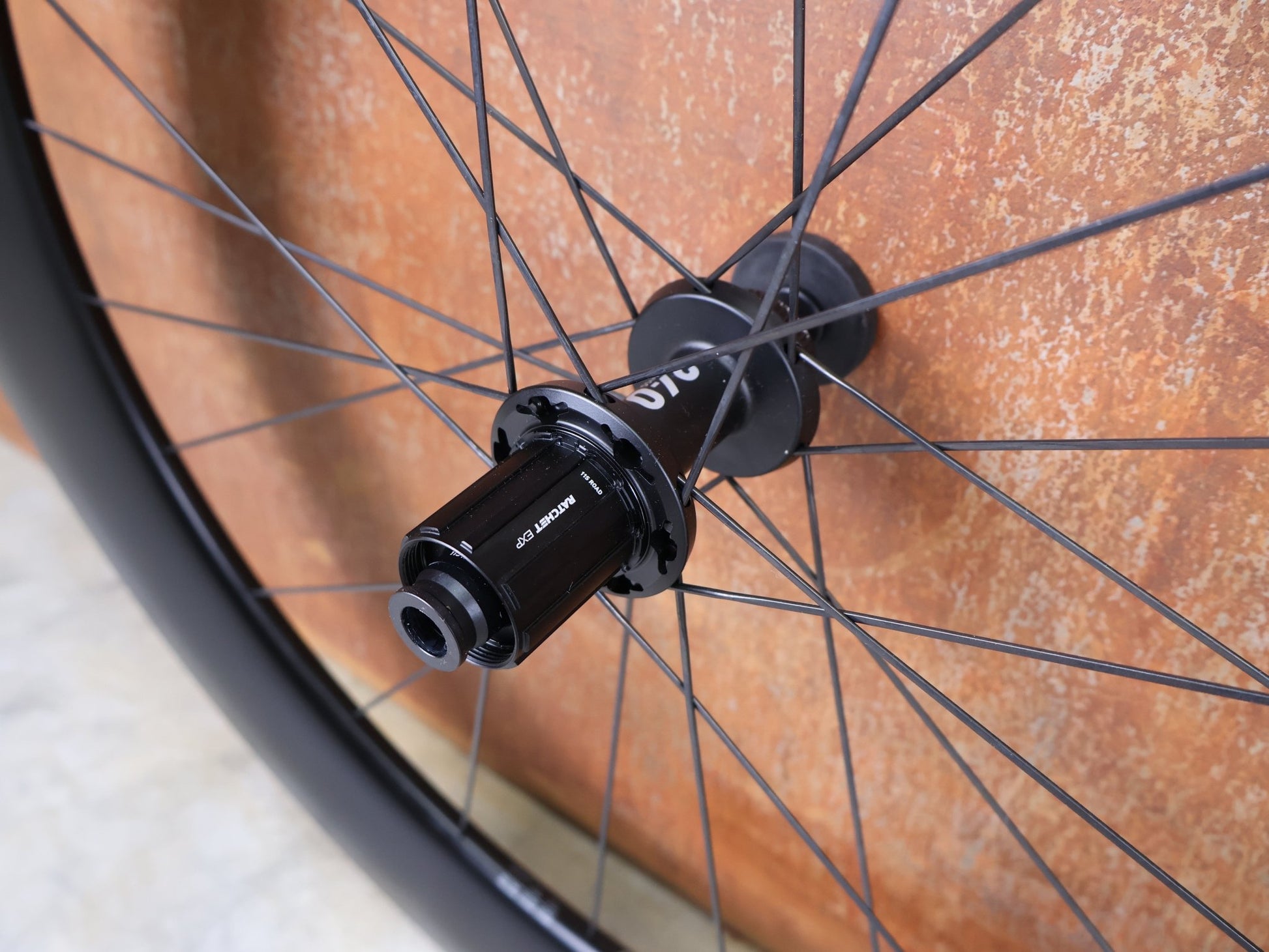 Laufrad/Laufradsatz von Dt Swiss, DT SWISS ARC 1400 DICUT® DB 65 / 80 LAUFRADSATZ – CARBON / DISC / SHIMANO ROAD vor USEDBIKES - OB.DE Hintergrund