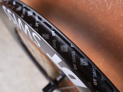 Laufrad/Laufradsatz von Dt Swiss, DT SWISS ARC 1400 DICUT® DB 65 / 80 LAUFRADSATZ – CARBON / DISC / SHIMANO ROAD vor USEDBIKES - OB.DE Hintergrund