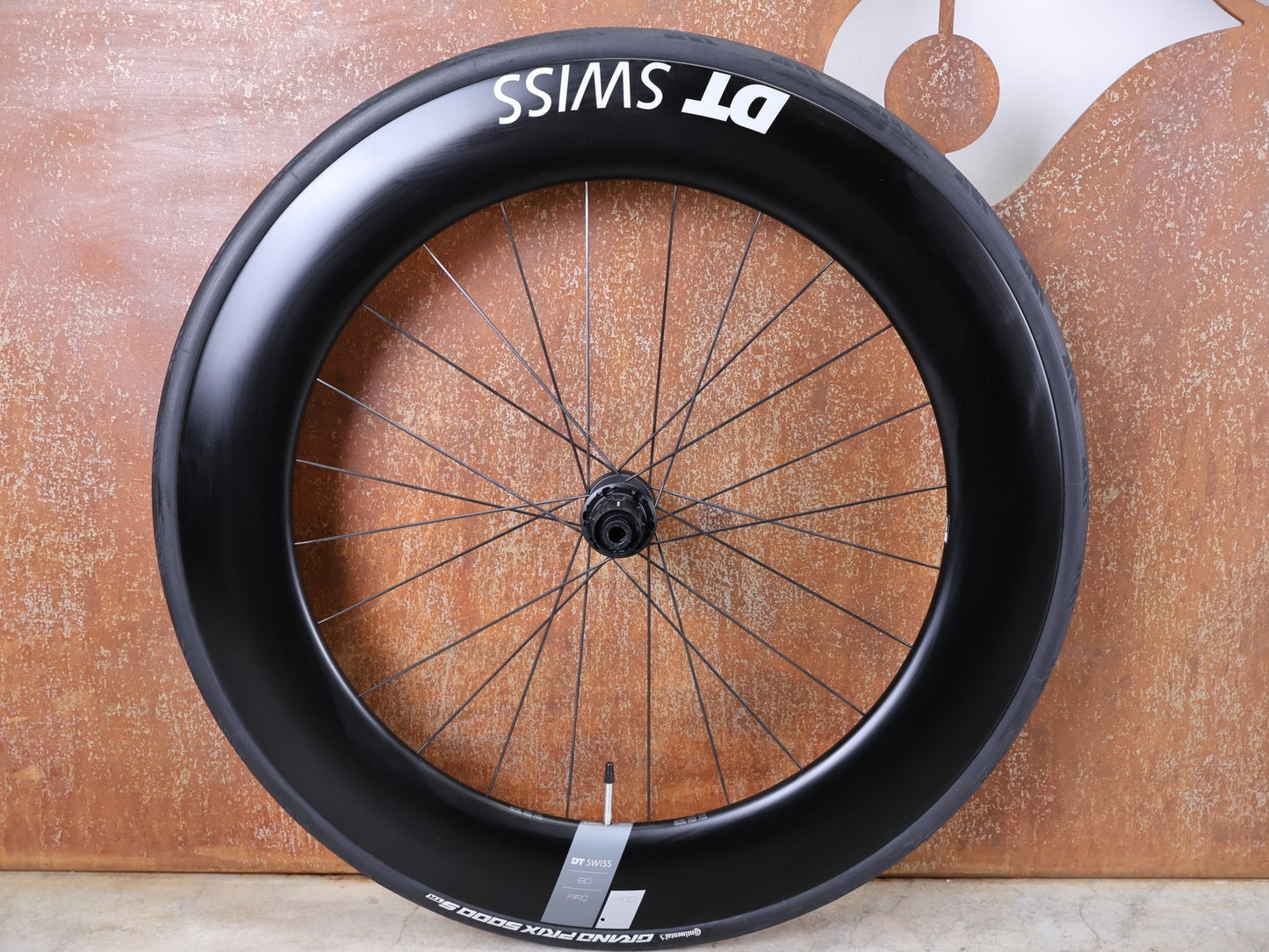 Laufrad/Laufradsatz von Dt Swiss, DT SWISS ARC 1400 DICUT® DB 65 / 80 LAUFRADSATZ – CARBON / DISC / SHIMANO ROAD vor USEDBIKES - OB.DE Hintergrund