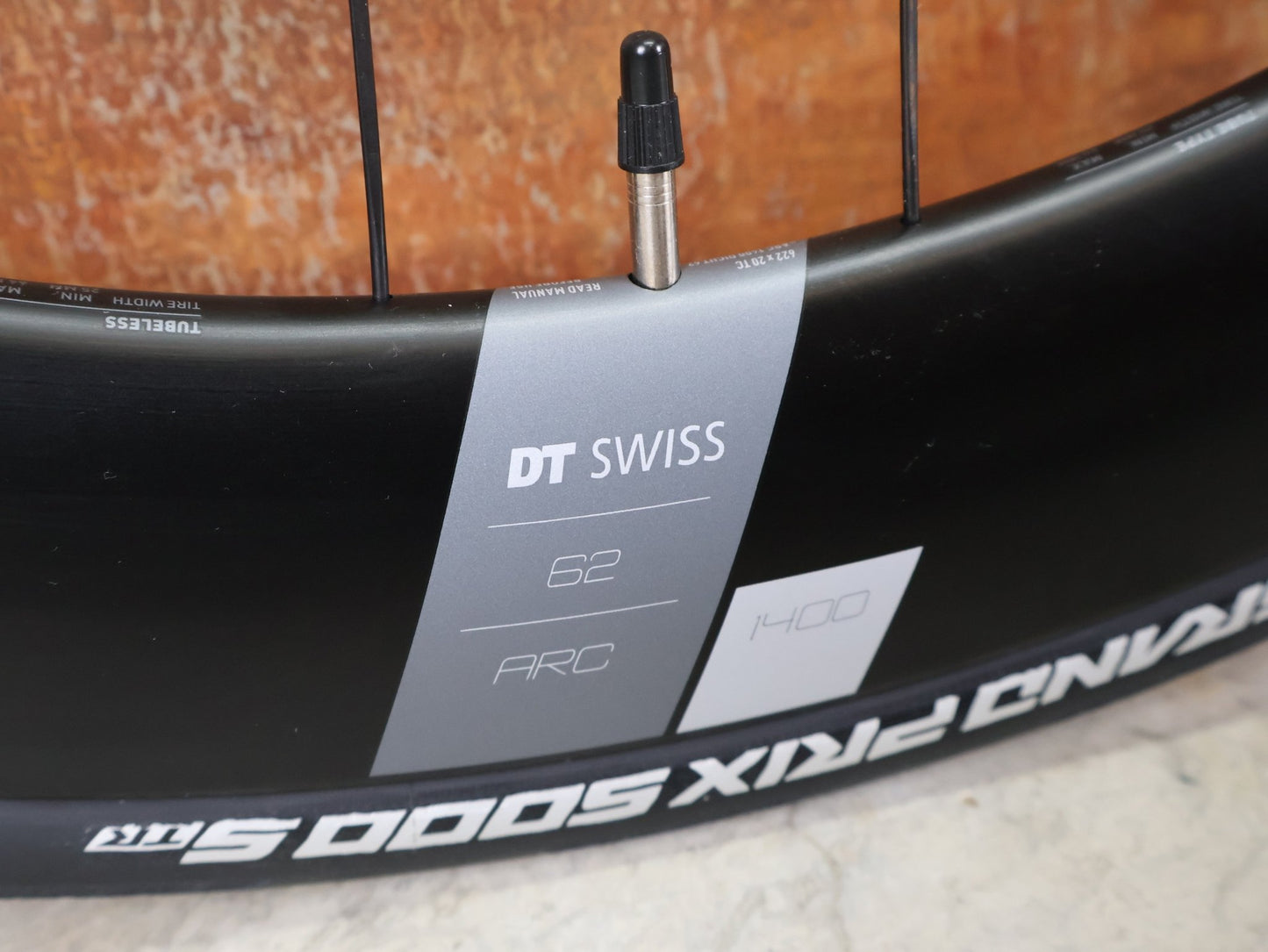 Laufrad/Laufradsatz von Dt Swiss, DT SWISS ARC 1400 DICUT® DB 65 / 80 LAUFRADSATZ – CARBON / DISC / SHIMANO ROAD vor USEDBIKES - OB.DE Hintergrund