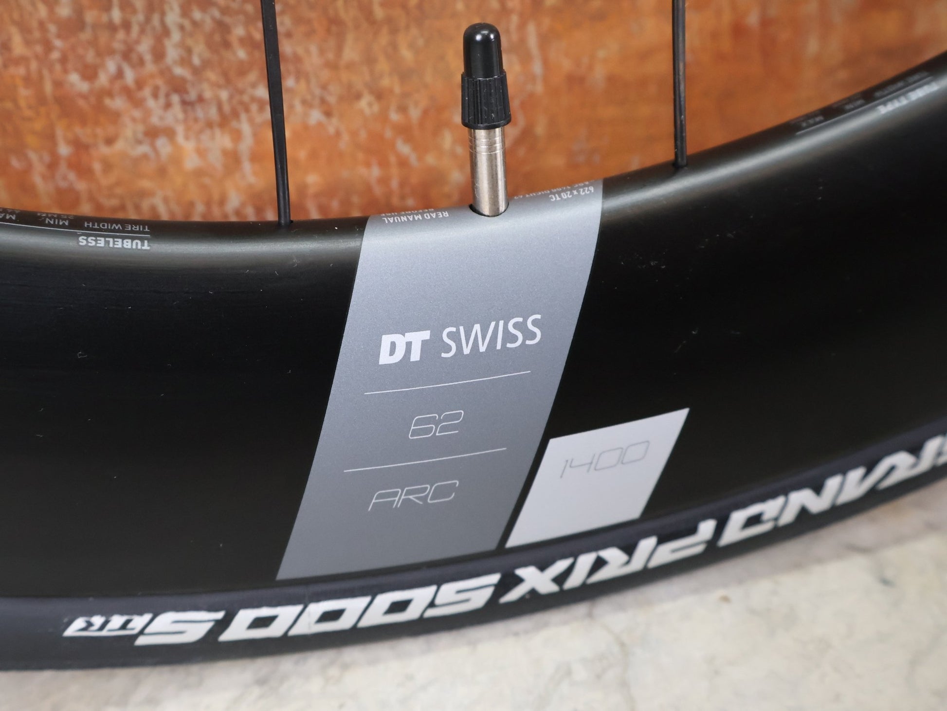 Laufrad/Laufradsatz von Dt Swiss, DT SWISS ARC 1400 DICUT® DB 65 / 80 LAUFRADSATZ – CARBON / DISC / SHIMANO ROAD vor USEDBIKES - OB.DE Hintergrund