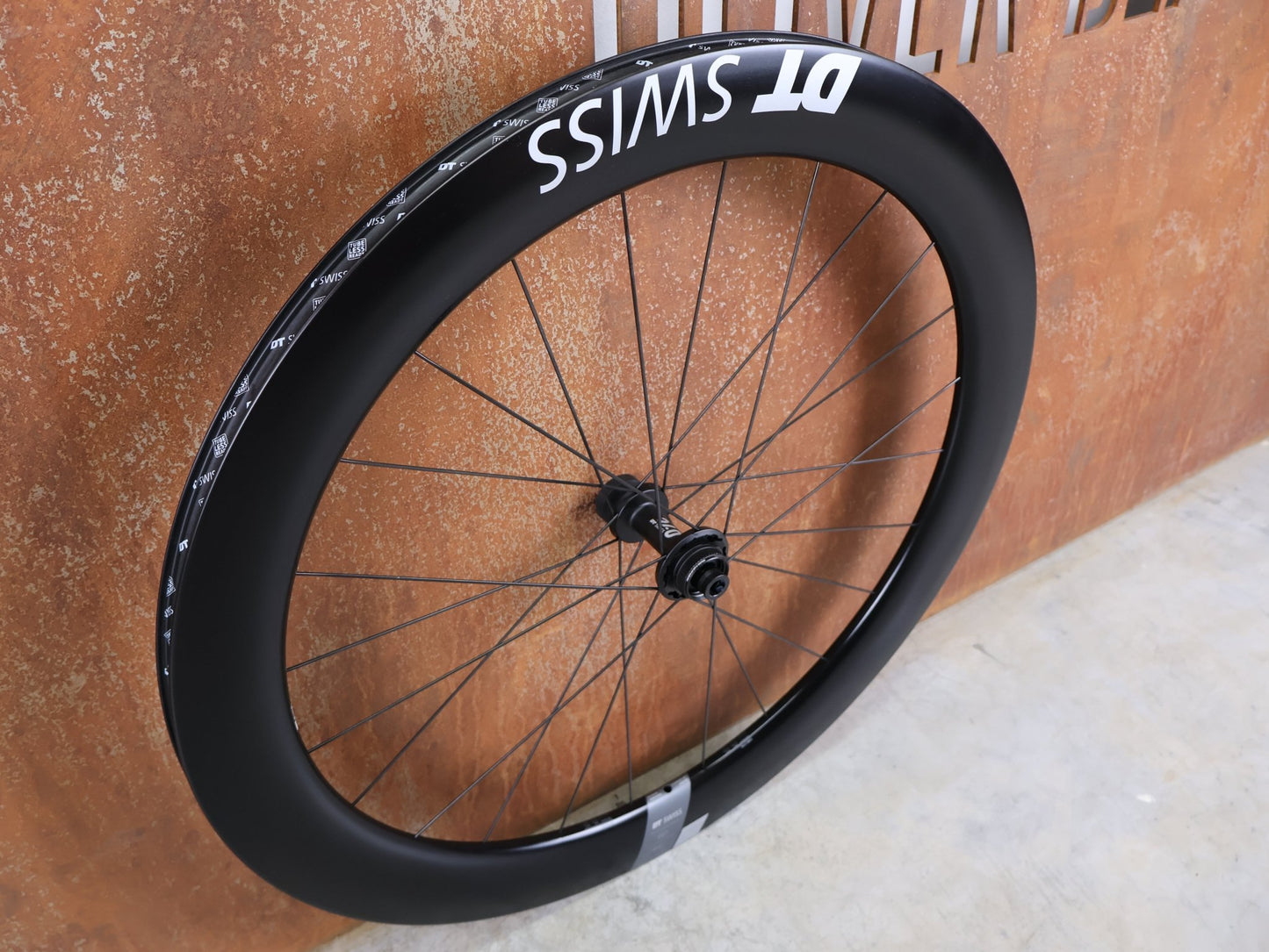 Laufrad/Laufradsatz von Dt Swiss, DT SWISS ARC 1400 DICUT® DB 65 / 80 LAUFRADSATZ – CARBON / DISC / SHIMANO ROAD vor USEDBIKES - OB.DE Hintergrund