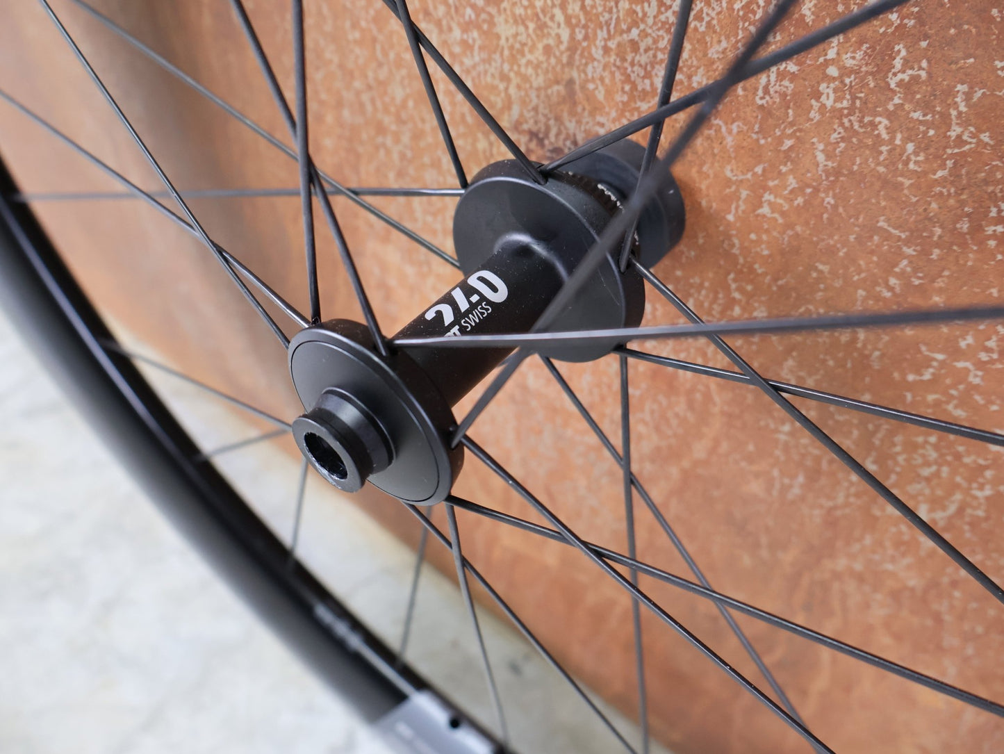 Laufrad/Laufradsatz von Dt Swiss, DT SWISS ARC 1400 DICUT® DB 65 / 80 LAUFRADSATZ – CARBON / DISC / SHIMANO ROAD vor USEDBIKES - OB.DE Hintergrund