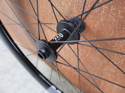 Laufrad/Laufradsatz von Dt Swiss, DT SWISS ARC 1400 DICUT® DB 65 / 80 LAUFRADSATZ – CARBON / DISC / SHIMANO ROAD vor USEDBIKES - OB.DE Hintergrund