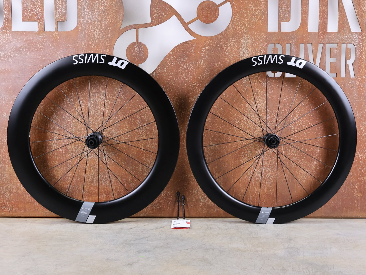 Laufrad/Laufradsatz von Dt Swiss, DT SWISS ARC 1400 DICUT® DB 65 / 80 LAUFRADSATZ – CARBON / DISC / SHIMANO ROAD vor USEDBIKES - OB.DE Hintergrund