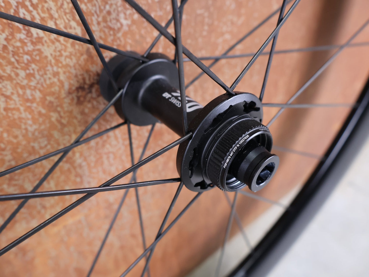 Laufrad/Laufradsatz von Dt Swiss, DT SWISS ARC 1400 DICUT® DB 65 / 80 LAUFRADSATZ – CARBON / DISC / SHIMANO ROAD vor USEDBIKES - OB.DE Hintergrund