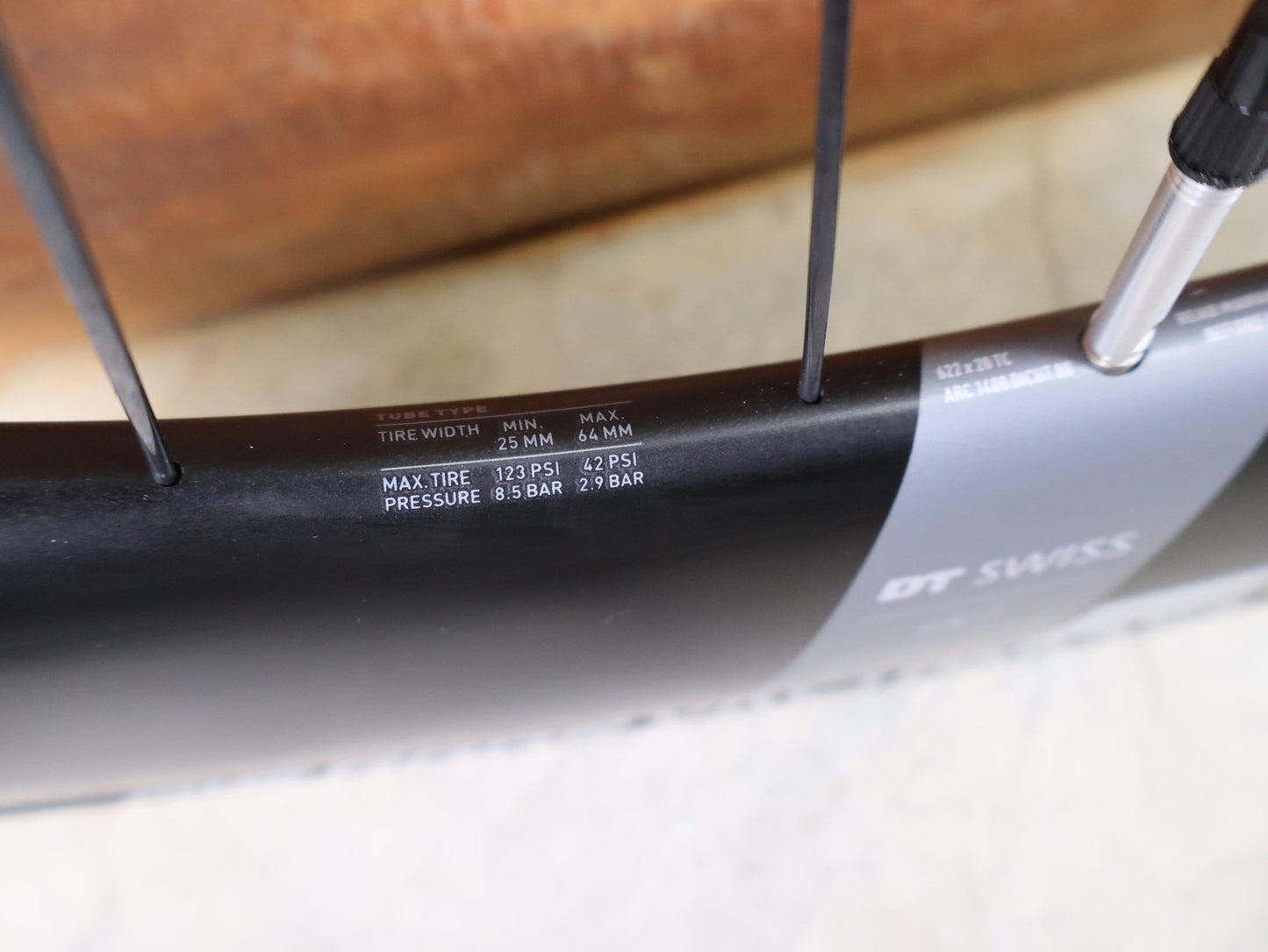 Laufrad/Laufradsatz von Dt Swiss, DT SWISS ARC 1400 DICUT® DB 65 / 80 LAUFRADSATZ – CARBON / DISC / SHIMANO ROAD vor USEDBIKES - OB.DE Hintergrund