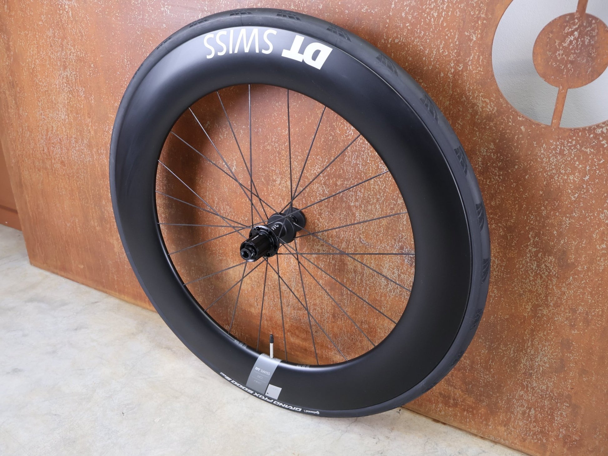 Laufrad/Laufradsatz von Dt Swiss, DT SWISS ARC 1400 DICUT® DB 65 / 80 LAUFRADSATZ – CARBON / DISC / SHIMANO ROAD vor USEDBIKES - OB.DE Hintergrund