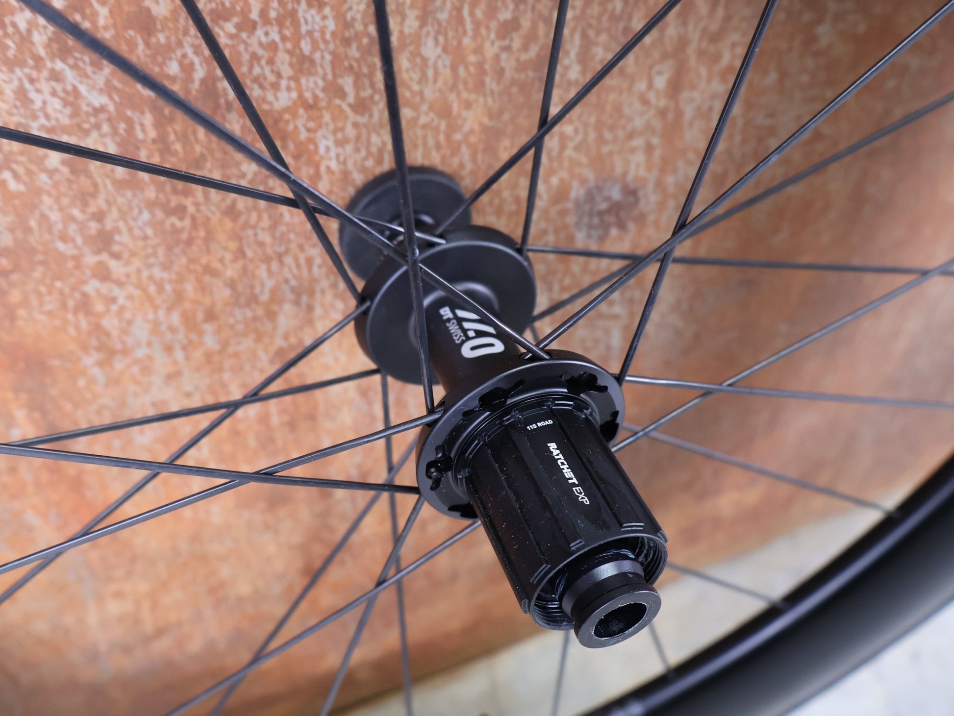 Laufrad/Laufradsatz von Dt Swiss, DT SWISS ARC 1400 DICUT® DB 65 / 80 LAUFRADSATZ – CARBON / DISC / SHIMANO ROAD vor USEDBIKES - OB.DE Hintergrund