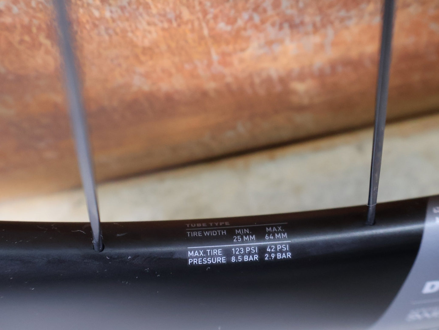 Laufrad/Laufradsatz von Dt Swiss, DT SWISS ARC 1400 DICUT® DB 65 / 80 LAUFRADSATZ – CARBON / DISC / SHIMANO ROAD vor USEDBIKES - OB.DE Hintergrund