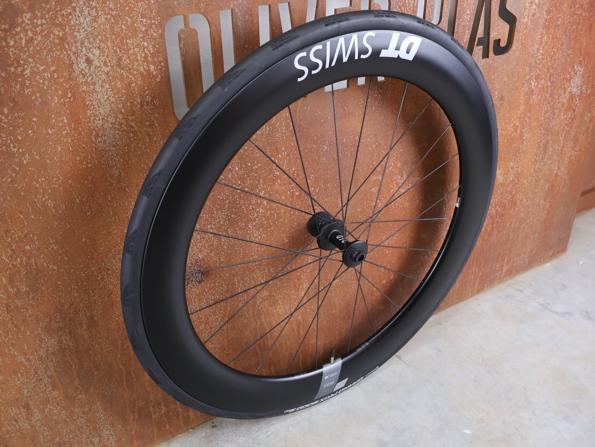 Laufrad/Laufradsatz von Dt Swiss, DT SWISS ARC 1400 DICUT® DB 65 / 80 LAUFRADSATZ – CARBON / DISC / SHIMANO ROAD vor USEDBIKES - OB.DE Hintergrund