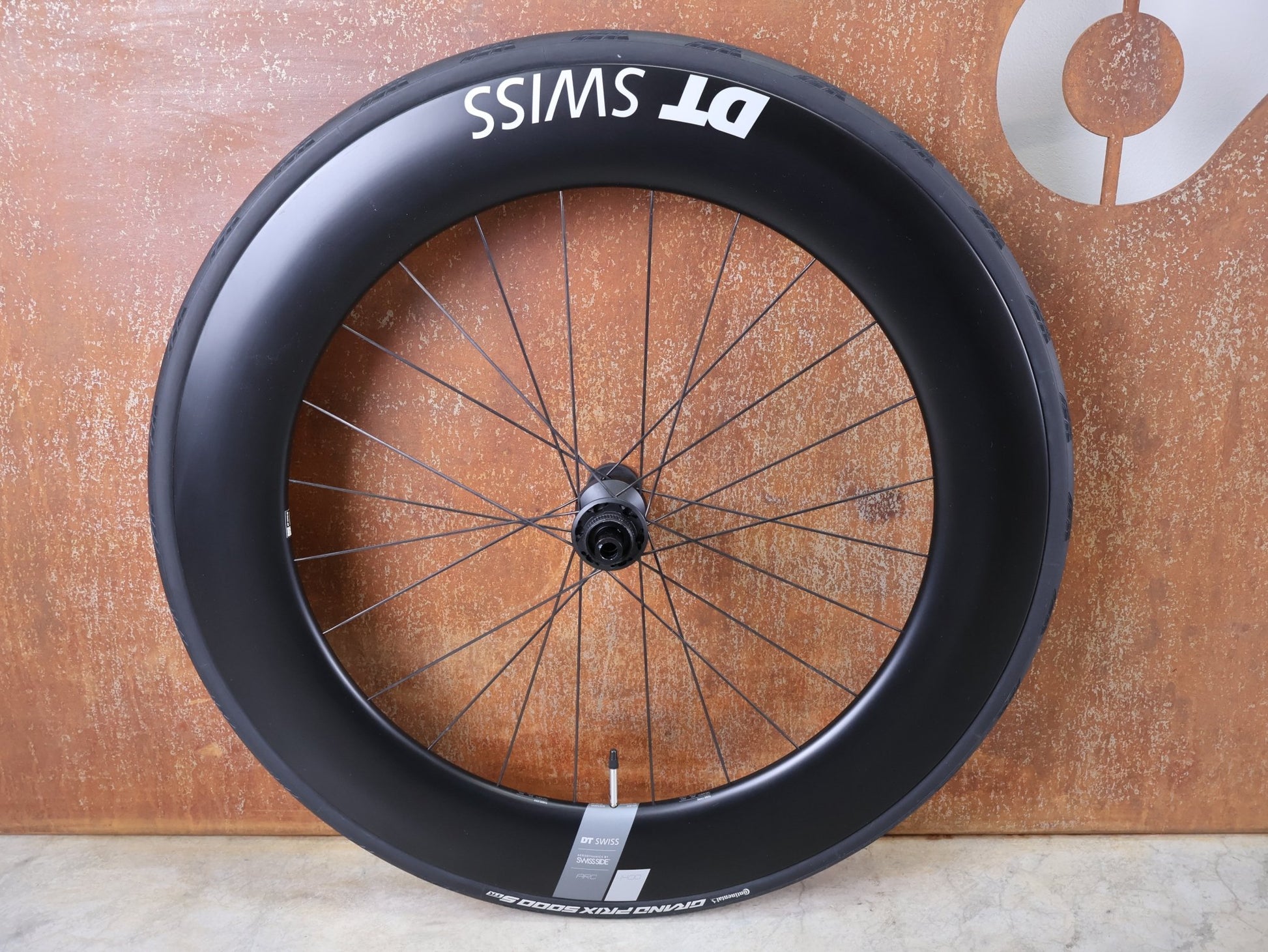 Laufrad/Laufradsatz von Dt Swiss, DT SWISS ARC 1400 DICUT® DB 65 / 80 LAUFRADSATZ – CARBON / DISC / SHIMANO ROAD vor USEDBIKES - OB.DE Hintergrund