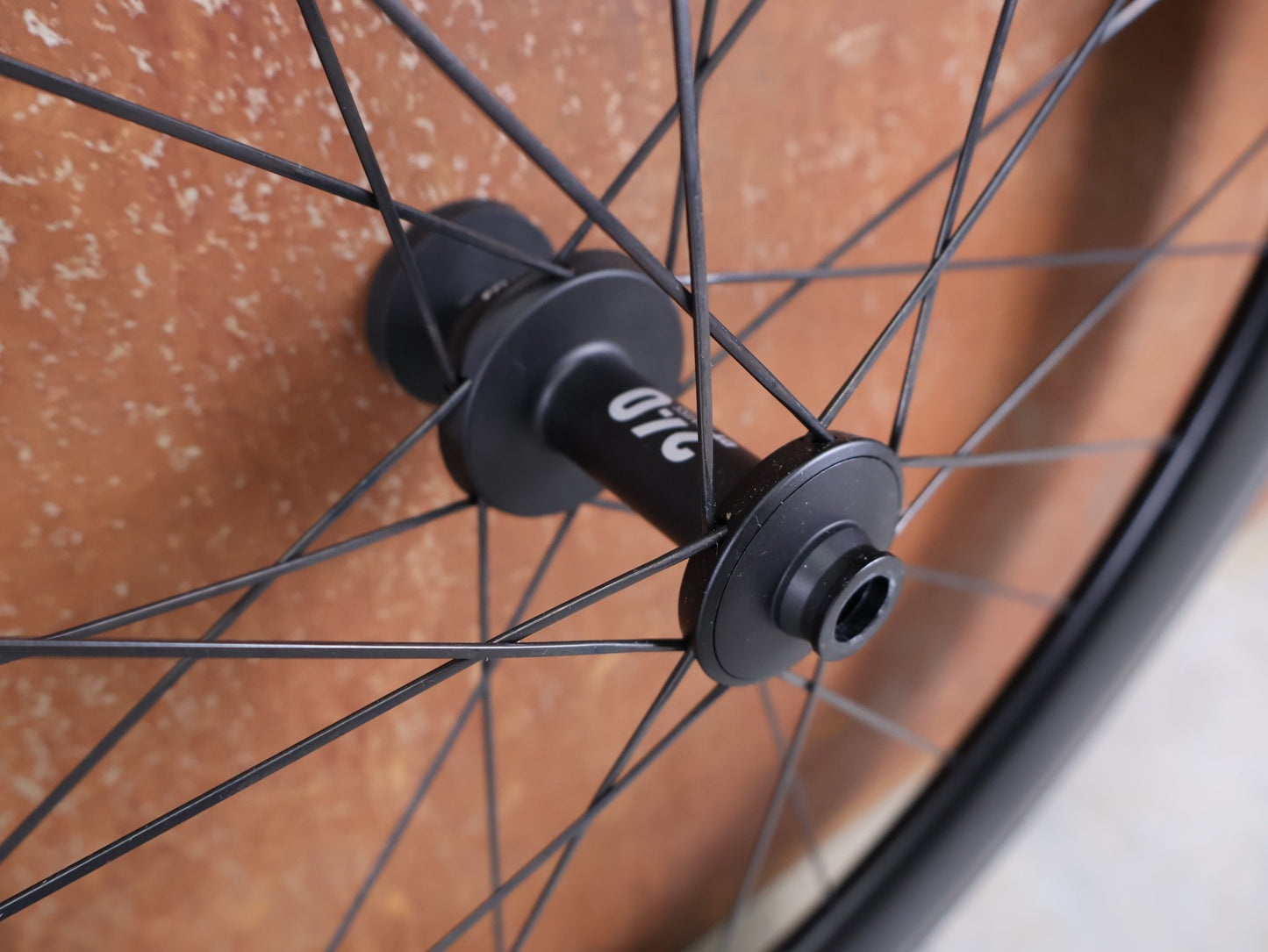 Laufrad/Laufradsatz von Dt Swiss, DT SWISS ARC 1400 DICUT® DB 65 / 80 LAUFRADSATZ – CARBON / DISC / SHIMANO ROAD vor USEDBIKES - OB.DE Hintergrund