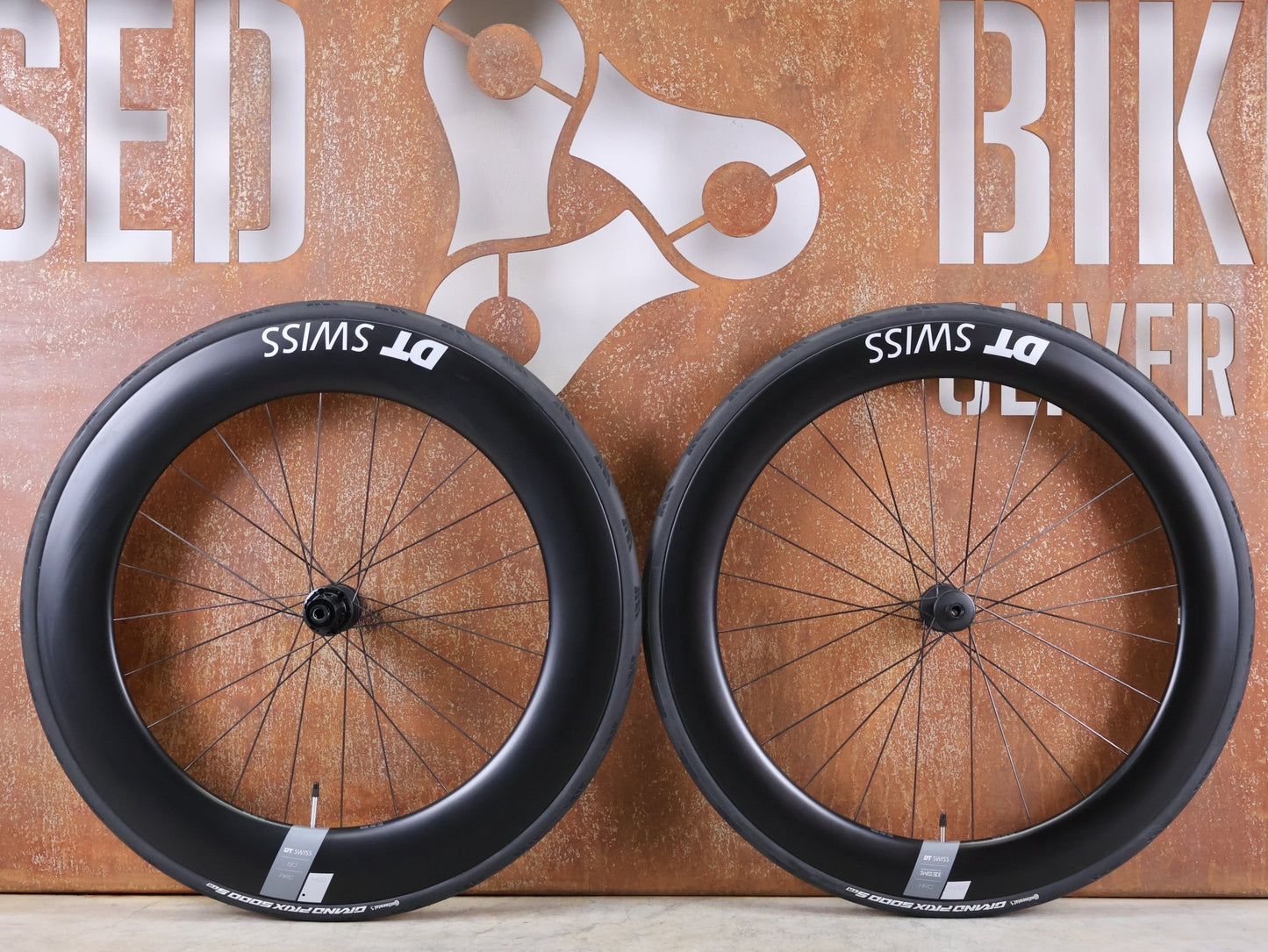 Laufrad/Laufradsatz von Dt Swiss, DT SWISS ARC 1400 DICUT® DB 65 / 80 LAUFRADSATZ – CARBON / DISC / SHIMANO ROAD vor USEDBIKES - OB.DE Hintergrund