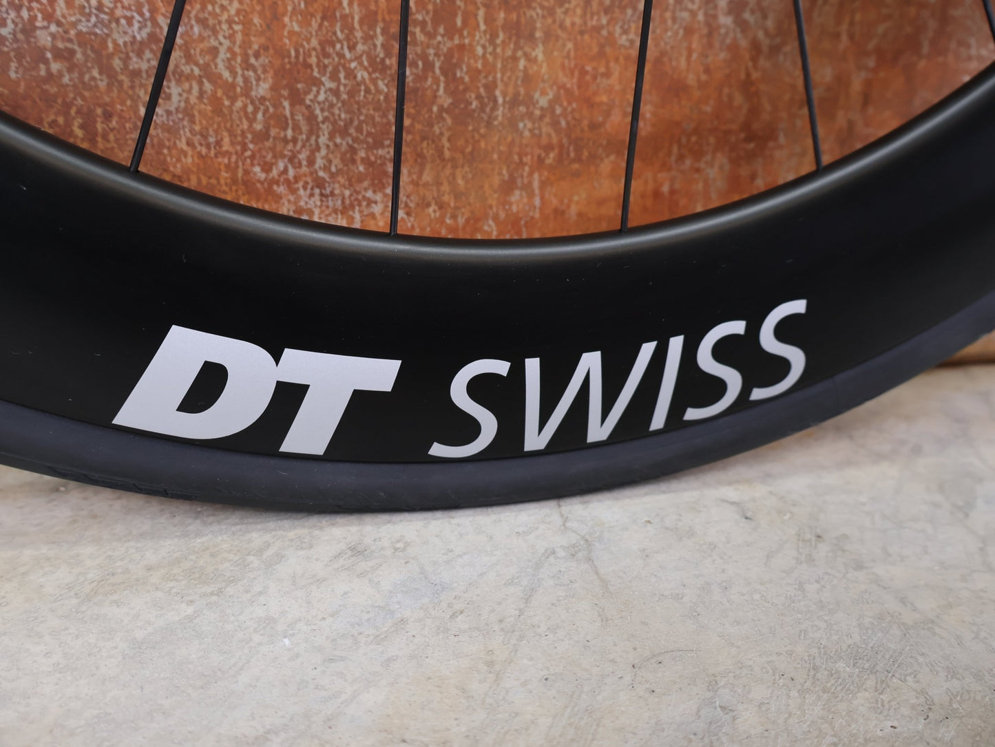 Laufrad/Laufradsatz von Dt Swiss, DT SWISS ARC 1400 DICUT® DB 65 / 80 LAUFRADSATZ – CARBON / DISC / SHIMANO ROAD vor USEDBIKES - OB.DE Hintergrund