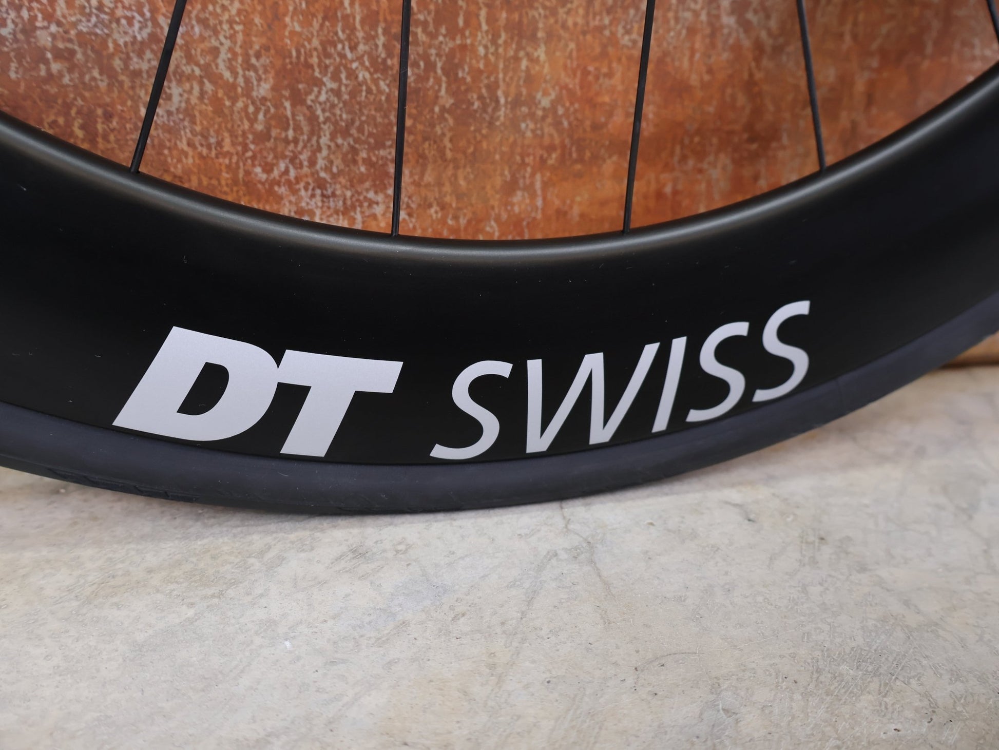 Laufrad/Laufradsatz von Dt Swiss, DT SWISS ARC 1400 DICUT® DB 65 / 80 LAUFRADSATZ – CARBON / DISC / SHIMANO ROAD vor USEDBIKES - OB.DE Hintergrund