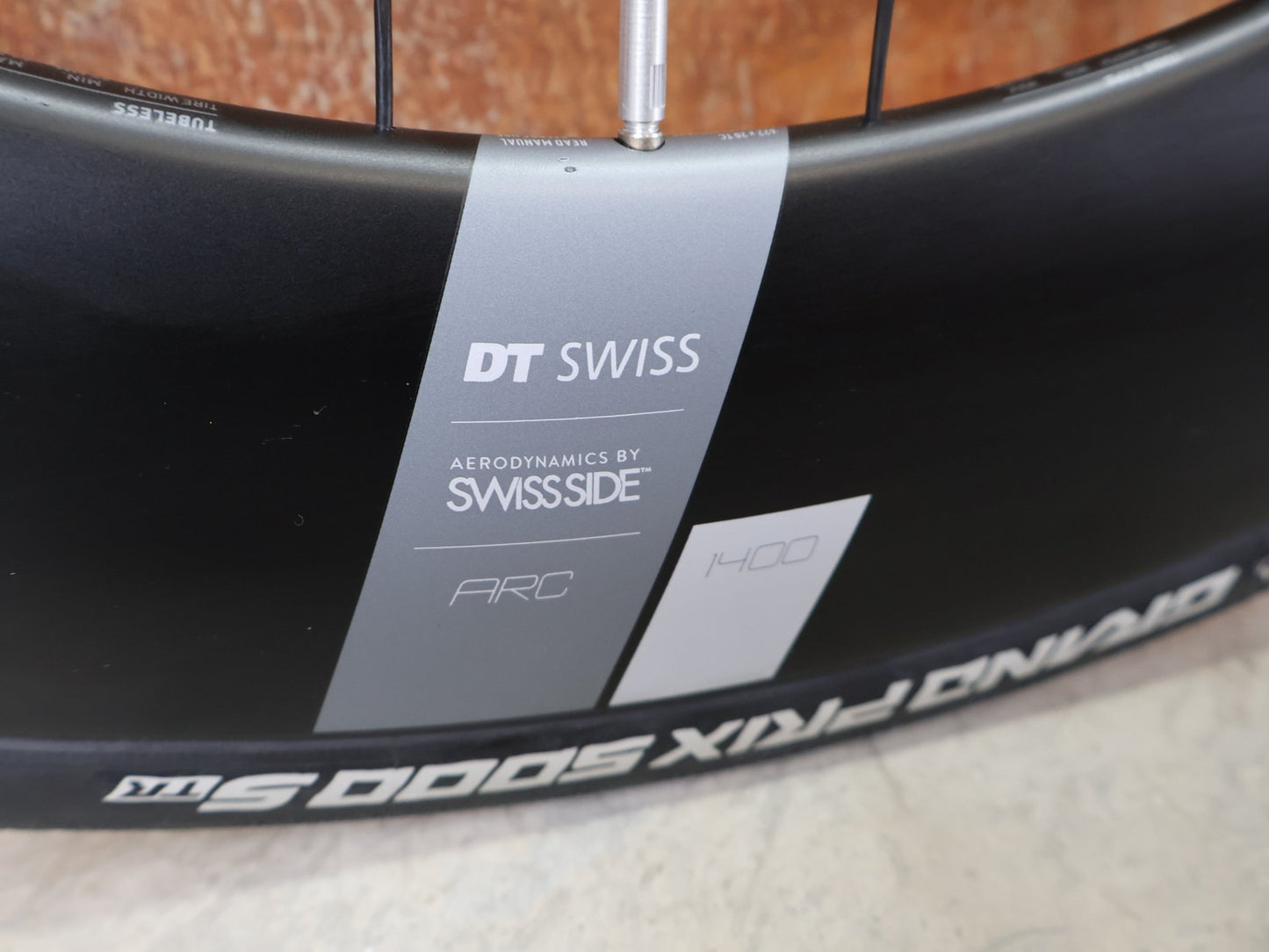 Laufrad/Laufradsatz von Dt Swiss, DT SWISS ARC 1400 DICUT® DB 65 / 80 LAUFRADSATZ – CARBON / DISC / SHIMANO ROAD vor USEDBIKES - OB.DE Hintergrund