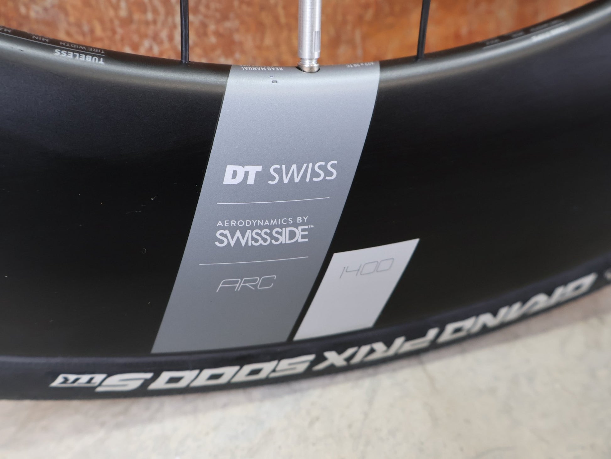 Laufrad/Laufradsatz von Dt Swiss, DT SWISS ARC 1400 DICUT® DB 65 / 80 LAUFRADSATZ – CARBON / DISC / SHIMANO ROAD vor USEDBIKES - OB.DE Hintergrund