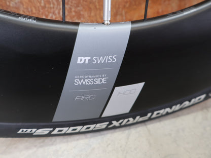 Laufrad/Laufradsatz von Dt Swiss, DT SWISS ARC 1400 DICUT® DB 65 / 80 LAUFRADSATZ – CARBON / DISC / SHIMANO ROAD vor USEDBIKES - OB.DE Hintergrund