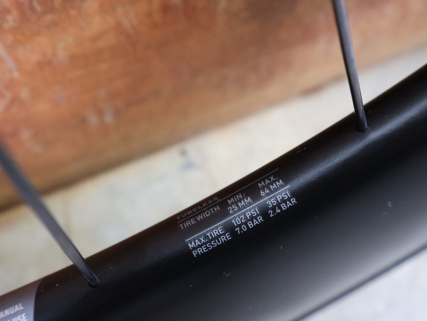 Laufrad/Laufradsatz von Dt Swiss, DT SWISS ARC 1400 DICUT® DB 65 / 80 LAUFRADSATZ – CARBON / DISC / SHIMANO ROAD vor USEDBIKES - OB.DE Hintergrund