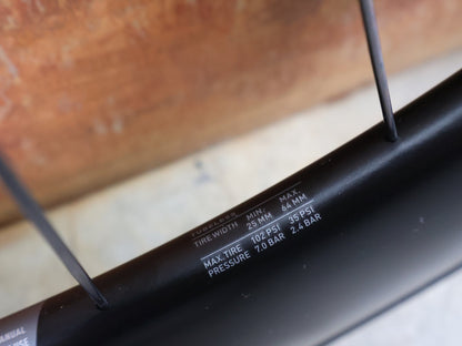 Laufrad/Laufradsatz von Dt Swiss, DT SWISS ARC 1400 DICUT® DB 65 / 80 LAUFRADSATZ – CARBON / DISC / SHIMANO ROAD vor USEDBIKES - OB.DE Hintergrund