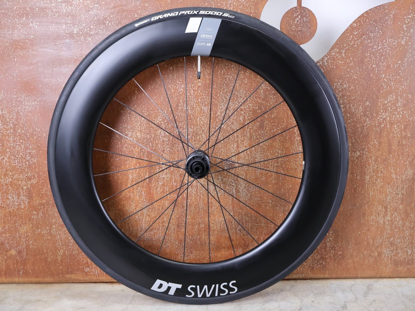 Laufrad/Laufradsatz von Dt Swiss, DT SWISS ARC 1400 DICUT® DB 65 / 80 LAUFRADSATZ – CARBON / DISC / SHIMANO ROAD vor USEDBIKES - OB.DE Hintergrund