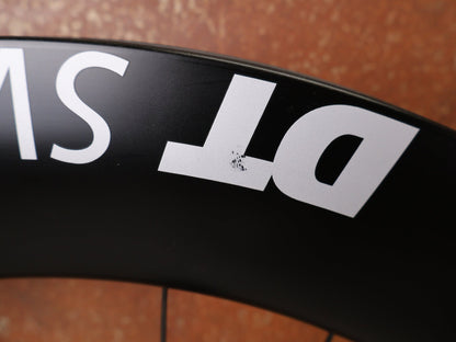 Laufrad/Laufradsatz von Dt Swiss, DT SWISS ARC 1400 DICUT® DB 65 / 80 LAUFRADSATZ – CARBON / DISC / SHIMANO ROAD vor USEDBIKES - OB.DE Hintergrund