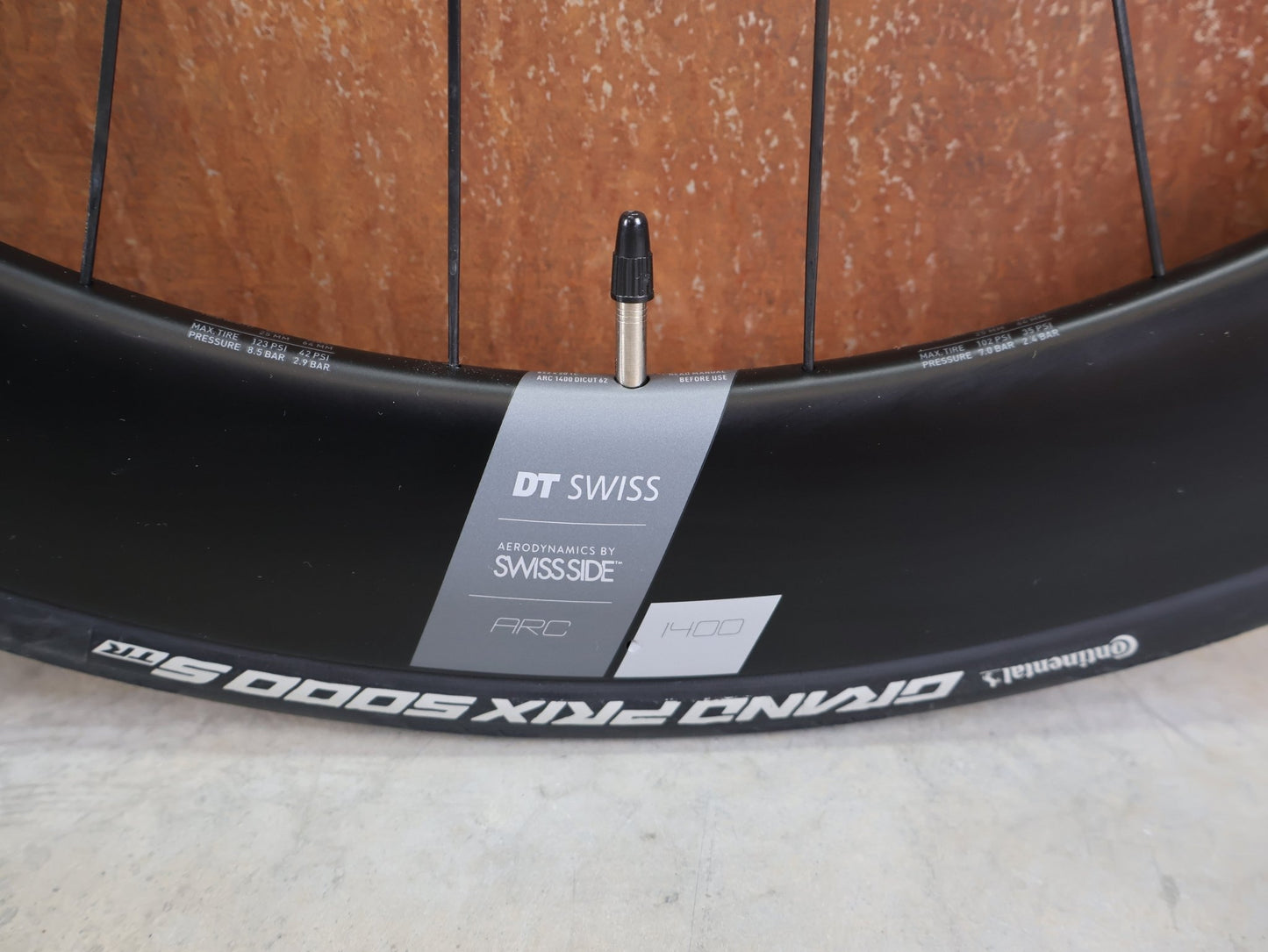 Laufrad/Laufradsatz von Dt Swiss, DT SWISS ARC 1400 DICUT® DB 65 / 80 LAUFRADSATZ – CARBON / DISC / SHIMANO ROAD vor USEDBIKES - OB.DE Hintergrund