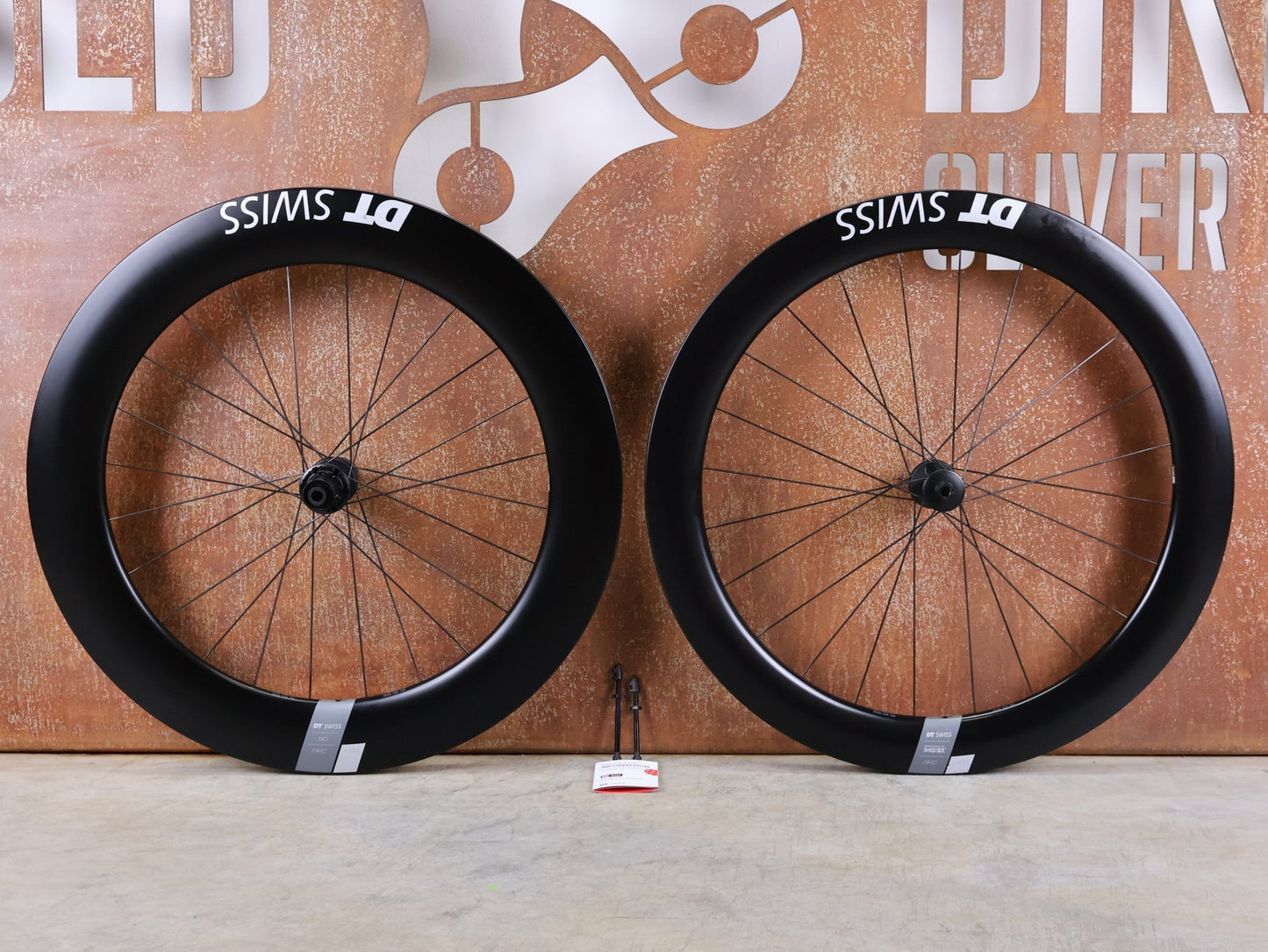 Laufrad/Laufradsatz von Dt Swiss, DT SWISS ARC 1400 DICUT® DB 65 / 80 LAUFRADSATZ – CARBON / DISC / SHIMANO ROAD vor USEDBIKES - OB.DE Hintergrund