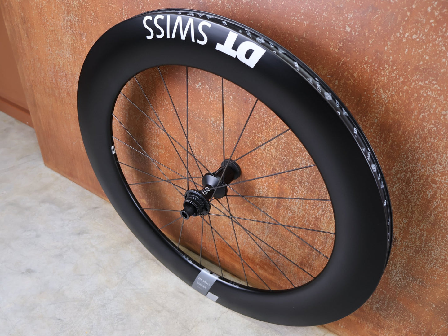 Laufrad/Laufradsatz von Dt Swiss, DT SWISS ARC 1400 DICUT® DB 65 / 80 LAUFRADSATZ – CARBON / DISC / SHIMANO ROAD vor USEDBIKES - OB.DE Hintergrund