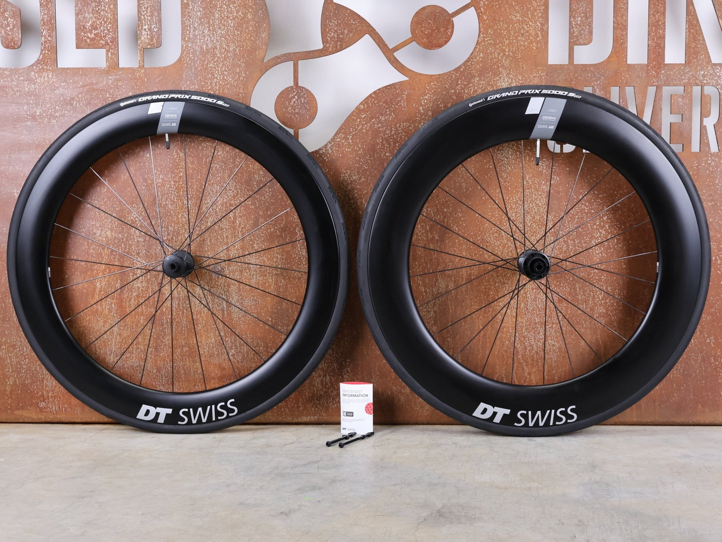 Laufrad/Laufradsatz von Dt Swiss, DT SWISS ARC 1400 DICUT® DB 65 / 80 LAUFRADSATZ – CARBON / DISC / SHIMANO ROAD vor USEDBIKES - OB.DE Hintergrund