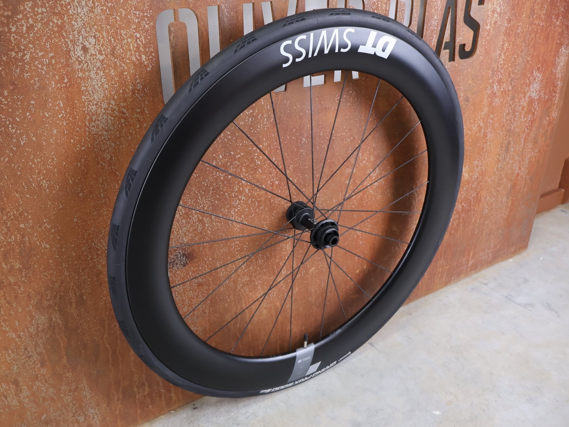 Laufrad/Laufradsatz von Dt Swiss, DT SWISS ARC 1400 DICUT® DB 65 / 80 LAUFRADSATZ – CARBON / DISC / SHIMANO ROAD vor USEDBIKES - OB.DE Hintergrund