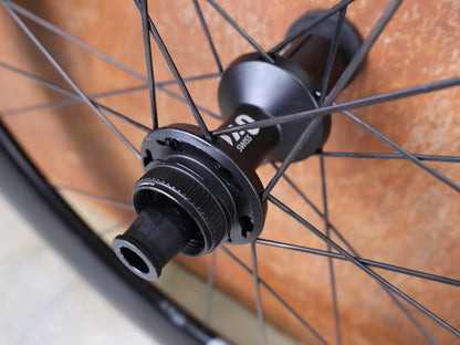 Laufrad/Laufradsatz von Dt Swiss, DT SWISS ARC 1400 DICUT® DB 65 / 80 LAUFRADSATZ – CARBON / DISC / SHIMANO ROAD vor USEDBIKES - OB.DE Hintergrund