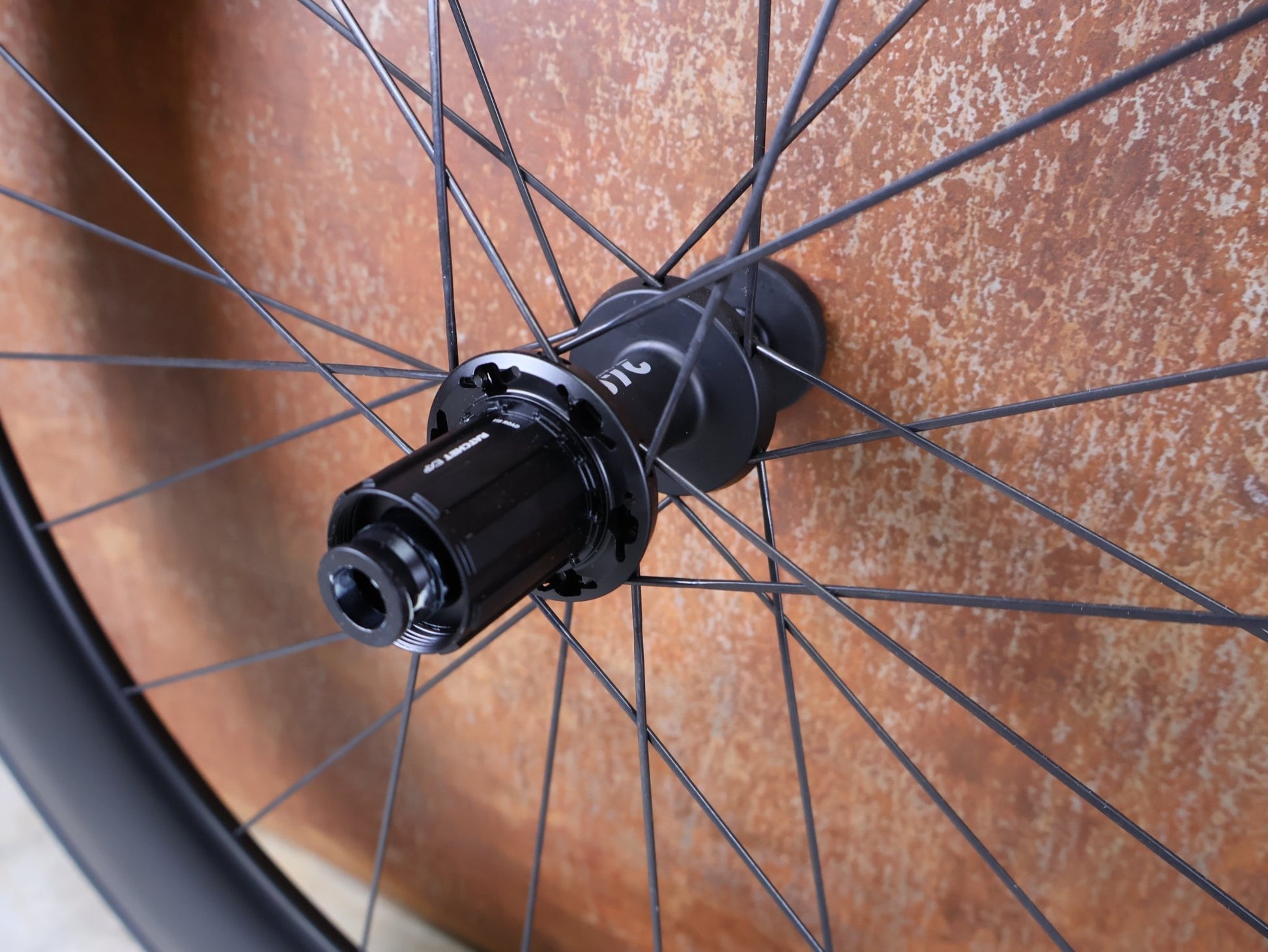 Laufrad/Laufradsatz von Dt Swiss, DT SWISS ARC 1400 DICUT® DB 65 / 80 LAUFRADSATZ – CARBON / DISC / SHIMANO ROAD vor USEDBIKES - OB.DE Hintergrund