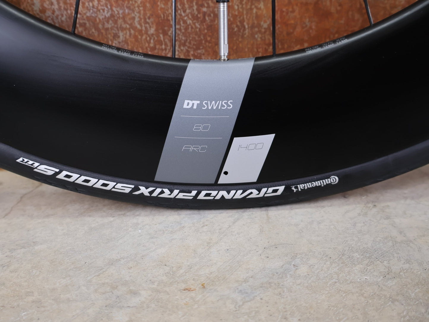 Laufrad/Laufradsatz von Dt Swiss, DT SWISS ARC 1400 DICUT® DB 65 / 80 LAUFRADSATZ – CARBON / DISC / SHIMANO ROAD vor USEDBIKES - OB.DE Hintergrund