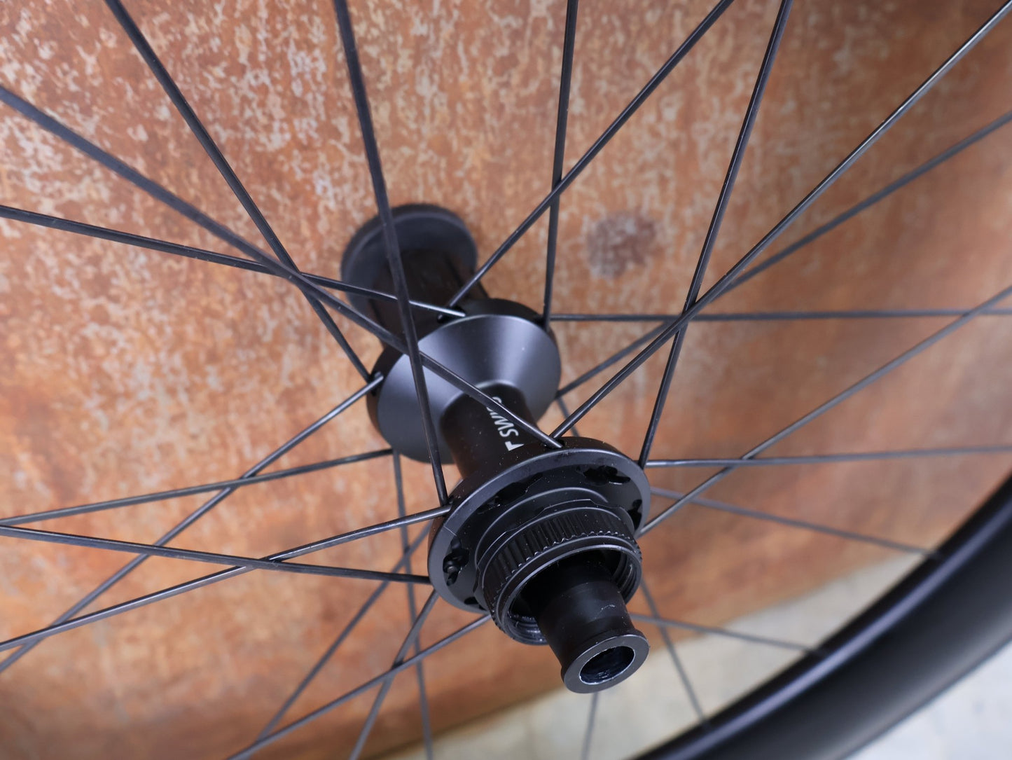 Laufrad/Laufradsatz von Dt Swiss, DT SWISS ARC 1400 DICUT® DB 65 / 80 LAUFRADSATZ – CARBON / DISC / SHIMANO ROAD vor USEDBIKES - OB.DE Hintergrund