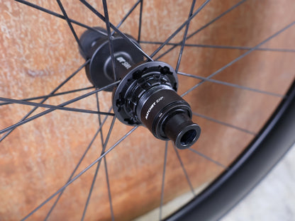 Laufrad/Laufradsatz von Dt Swiss, DT SWISS ARC 1400 DICUT® DB 65 / 80 LAUFRADSATZ – CARBON / DISC / SRAM XDR vor USEDBIKES - OB.DE Hintergrund