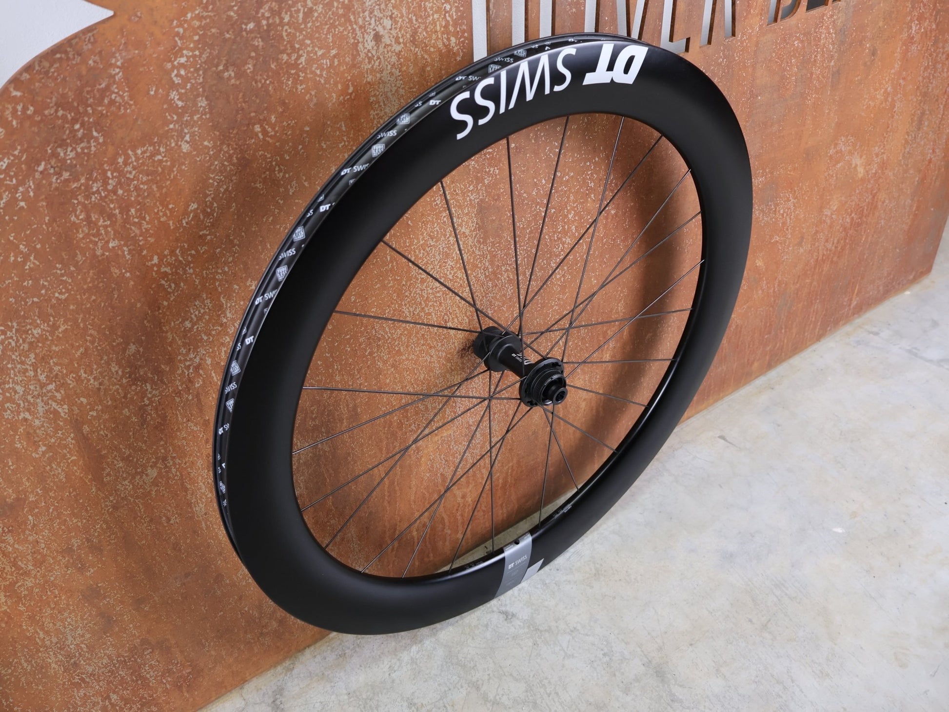 Laufrad/Laufradsatz von Dt Swiss, DT SWISS ARC 1400 DICUT® DB 65 / 80 LAUFRADSATZ – CARBON / DISC / SRAM XDR vor USEDBIKES - OB.DE Hintergrund