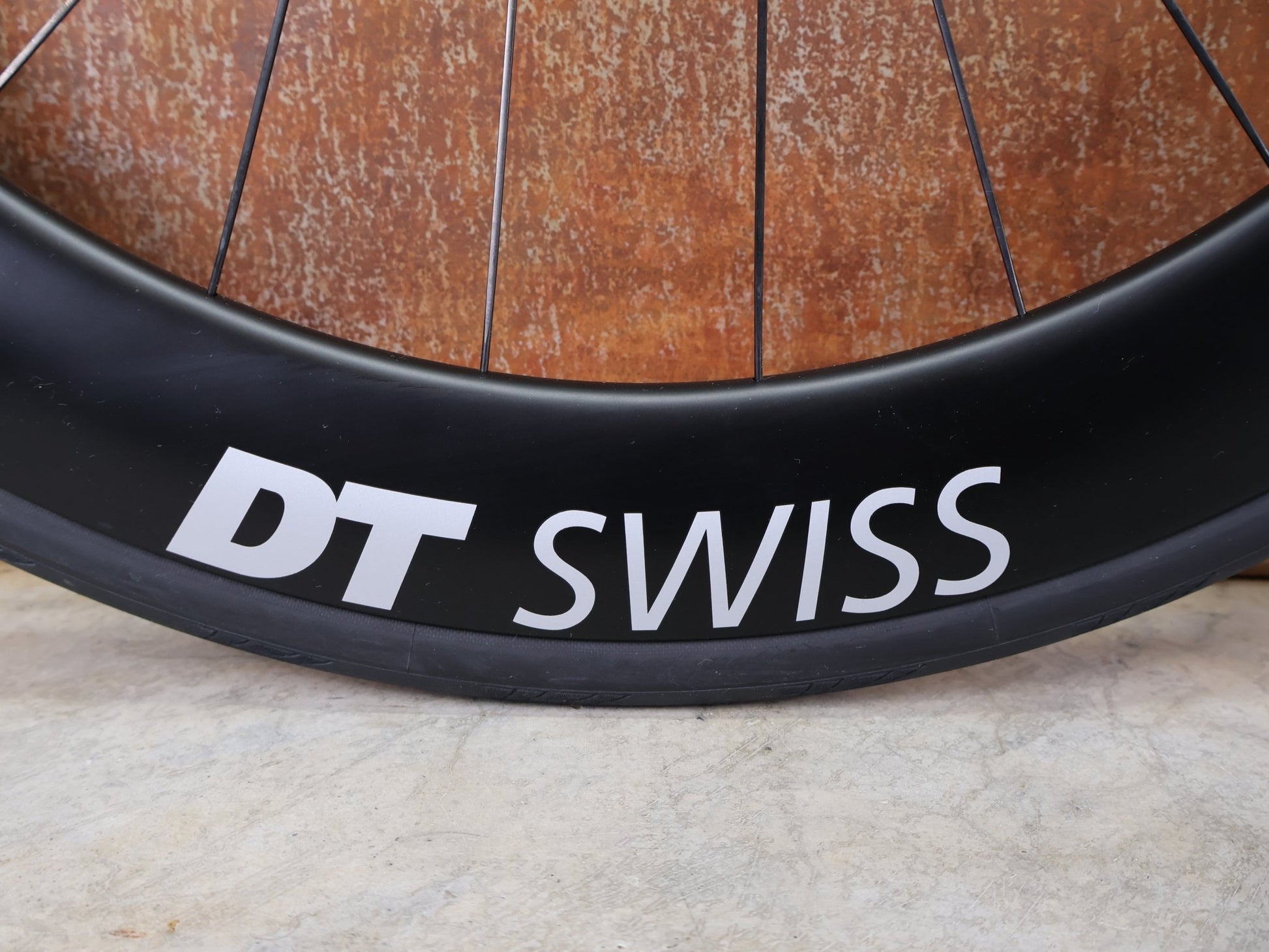 Laufrad/Laufradsatz von Dt Swiss, DT SWISS ARC 1400 DICUT® DB 65 / 80 LAUFRADSATZ – CARBON / DISC / SRAM XDR vor USEDBIKES - OB.DE Hintergrund