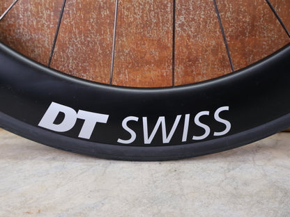 Laufrad/Laufradsatz von Dt Swiss, DT SWISS ARC 1400 DICUT® DB 65 / 80 LAUFRADSATZ – CARBON / DISC / SRAM XDR vor USEDBIKES - OB.DE Hintergrund