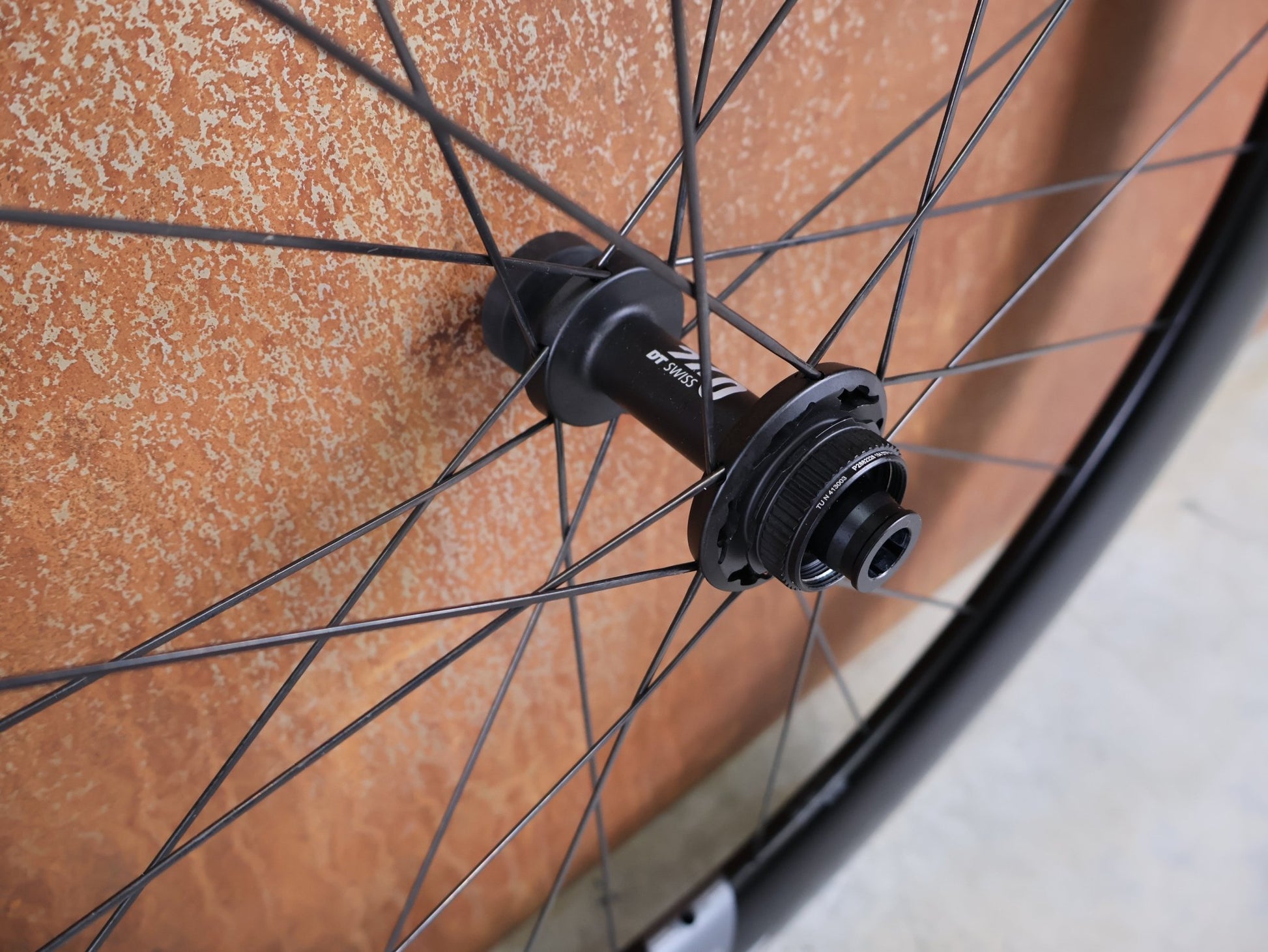 Laufrad/Laufradsatz von Dt Swiss, DT SWISS ARC 1400 DICUT® DB 65 / 80 LAUFRADSATZ – CARBON / DISC / SRAM XDR vor USEDBIKES - OB.DE Hintergrund