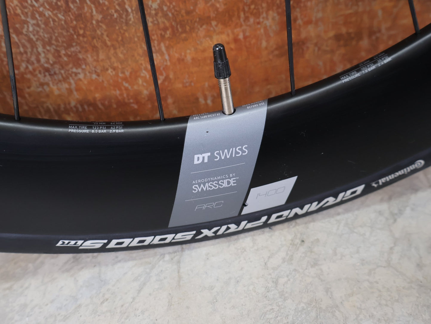 Laufrad/Laufradsatz von Dt Swiss, DT SWISS ARC 1400 DICUT® DB 65 / 80 LAUFRADSATZ – CARBON / DISC / SRAM XDR vor USEDBIKES - OB.DE Hintergrund