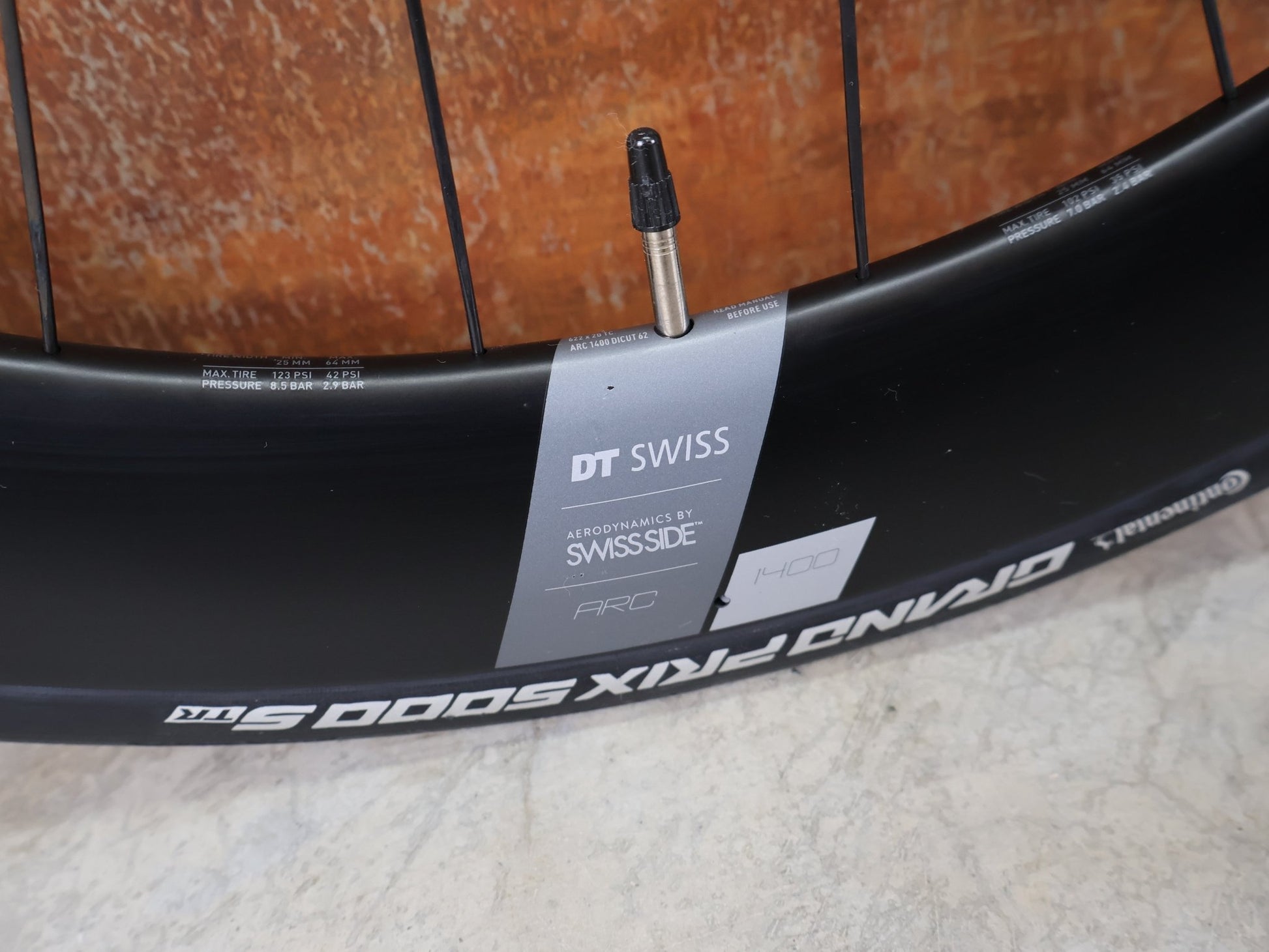 Laufrad/Laufradsatz von Dt Swiss, DT SWISS ARC 1400 DICUT® DB 65 / 80 LAUFRADSATZ – CARBON / DISC / SRAM XDR vor USEDBIKES - OB.DE Hintergrund