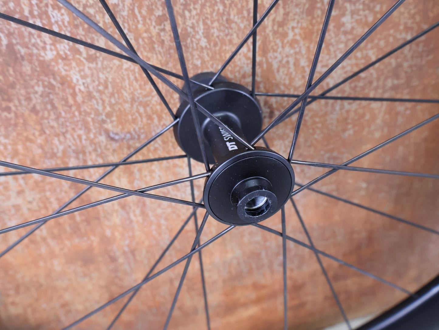 Laufrad/Laufradsatz von Dt Swiss, DT SWISS ARC 1400 DICUT® DB 65 / 80 LAUFRADSATZ – CARBON / DISC / SRAM XDR vor USEDBIKES - OB.DE Hintergrund