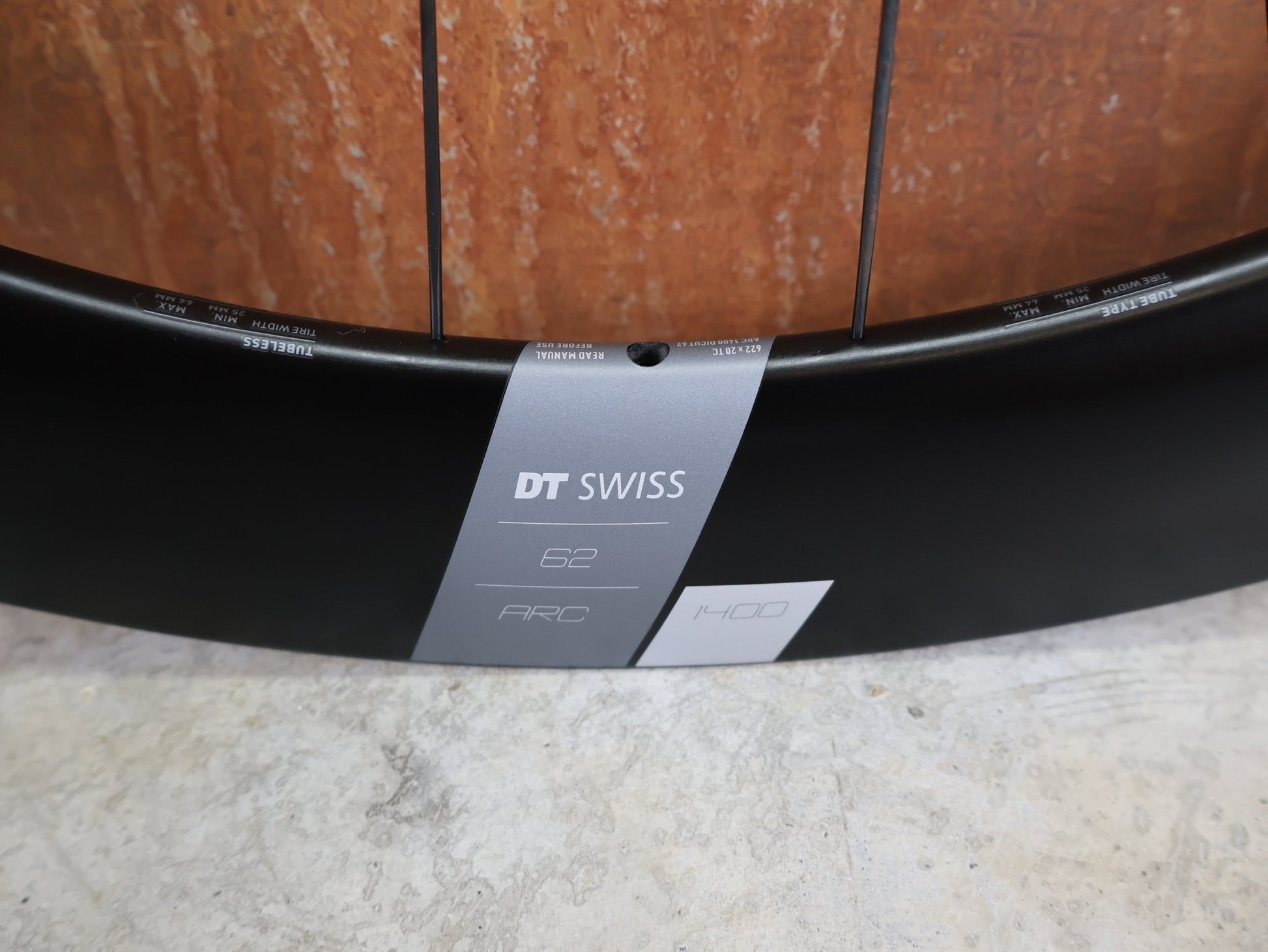 Laufrad/Laufradsatz von Dt Swiss, DT SWISS ARC 1400 DICUT® DB 65 / 80 LAUFRADSATZ – CARBON / DISC / SRAM XDR vor USEDBIKES - OB.DE Hintergrund