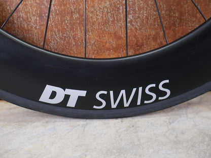 Laufrad/Laufradsatz von Dt Swiss, DT SWISS ARC 1400 DICUT® DB 65 / 80 LAUFRADSATZ – CARBON / DISC / SRAM XDR vor USEDBIKES - OB.DE Hintergrund